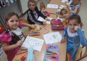 Dziewczynki malują kredkami ulubioną postać z bajki